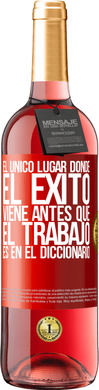 29,95 € Envío gratis | Vino Rosado Edición ROSÉ El único lugar donde el éxito viene antes que el trabajo es en el diccionario Etiqueta Roja. Etiqueta personalizable Vino joven Cosecha 2024 Tempranillo