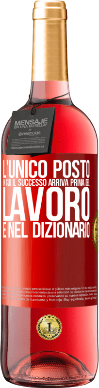 29,95 € Spedizione Gratuita | Vino rosato Edizione ROSÉ L'unico posto in cui il successo arriva prima del lavoro è nel dizionario Etichetta Rossa. Etichetta personalizzabile Vino giovane Raccogliere 2025 Tempranillo