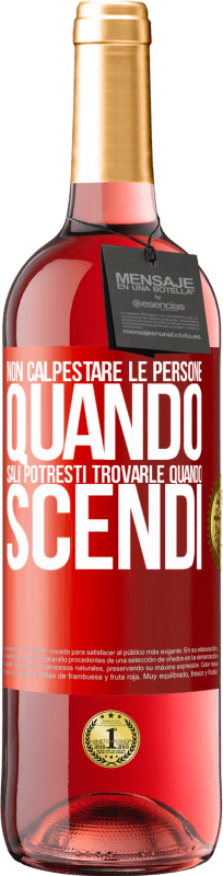 29,95 € Spedizione Gratuita | Vino rosato Edizione ROSÉ Non calpestare le persone quando sali, potresti trovarle quando scendi Etichetta Rossa. Etichetta personalizzabile Vino giovane Raccogliere 2024 Tempranillo