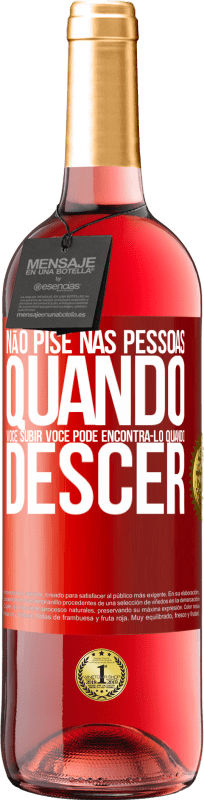 29,95 € Envio grátis | Vinho rosé Edição ROSÉ Não pise nas pessoas quando você subir, você pode encontrá-lo quando descer Etiqueta Vermelha. Etiqueta personalizável Vinho jovem Colheita 2024 Tempranillo