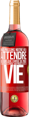 29,95 € Envoi gratuit | Vin rosé Édition ROSÉ Nous passons notre vie à attendre que quelque chose se passe et la seule chose qui passe c'est la vie Étiquette Rouge. Étiquette personnalisable Vin jeune Récolte 2024 Tempranillo