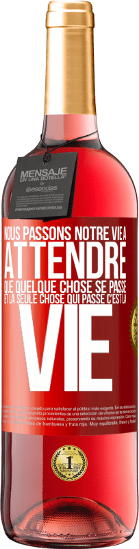 29,95 € Envoi gratuit | Vin rosé Édition ROSÉ Nous passons notre vie à attendre que quelque chose se passe et la seule chose qui passe c'est la vie Étiquette Rouge. Étiquette personnalisable Vin jeune Récolte 2024 Tempranillo