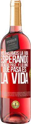 29,95 € Envío gratis | Vino Rosado Edición ROSÉ Nos pasamos la vida esperando que algo pase, y lo único que pasa es la vida Etiqueta Roja. Etiqueta personalizable Vino joven Cosecha 2024 Tempranillo