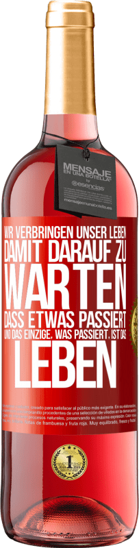 29,95 € Kostenloser Versand | Roséwein ROSÉ Ausgabe Wir verbringen unser Leben damit, darauf zu warten, dass etwas passiert, und das Einzige, was passiert, ist das Leben Rote Markierung. Anpassbares Etikett Junger Wein Ernte 2024 Tempranillo