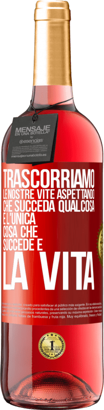 29,95 € Spedizione Gratuita | Vino rosato Edizione ROSÉ Trascorriamo le nostre vite aspettando che succeda qualcosa e l'unica cosa che succede è la vita Etichetta Rossa. Etichetta personalizzabile Vino giovane Raccogliere 2024 Tempranillo