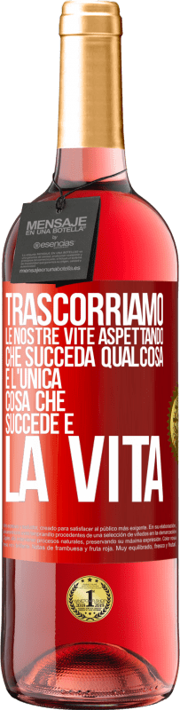 29,95 € Spedizione Gratuita | Vino rosato Edizione ROSÉ Trascorriamo le nostre vite aspettando che succeda qualcosa e l'unica cosa che succede è la vita Etichetta Rossa. Etichetta personalizzabile Vino giovane Raccogliere 2025 Tempranillo
