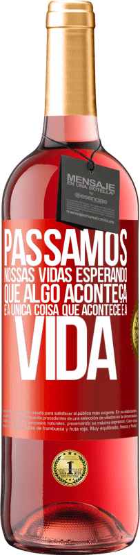 29,95 € Envio grátis | Vinho rosé Edição ROSÉ Passamos nossas vidas esperando que algo aconteça, e a única coisa que acontece é a vida Etiqueta Vermelha. Etiqueta personalizável Vinho jovem Colheita 2024 Tempranillo