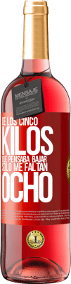 29,95 € Envío gratis | Vino Rosado Edición ROSÉ De los cinco kilos que pensaba bajar, sólo me faltan ocho Etiqueta Roja. Etiqueta personalizable Vino joven Cosecha 2023 Tempranillo