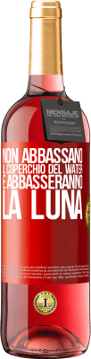 29,95 € Spedizione Gratuita | Vino rosato Edizione ROSÉ Non abbassano il coperchio del water e abbasseranno la luna Etichetta Rossa. Etichetta personalizzabile Vino giovane Raccogliere 2023 Tempranillo