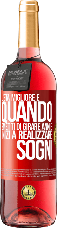 29,95 € Spedizione Gratuita | Vino rosato Edizione ROSÉ L'età migliore è quando smetti di girare anni e inizi a realizzare sogni Etichetta Rossa. Etichetta personalizzabile Vino giovane Raccogliere 2024 Tempranillo