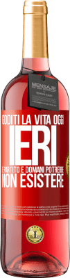 29,95 € Spedizione Gratuita | Vino rosato Edizione ROSÉ Goditi la vita oggi ieri è partito e domani potrebbe non esistere Etichetta Rossa. Etichetta personalizzabile Vino giovane Raccogliere 2023 Tempranillo