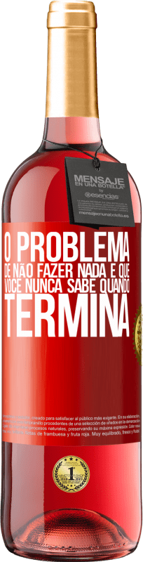 29,95 € Envio grátis | Vinho rosé Edição ROSÉ O problema de não fazer nada é que você nunca sabe quando termina Etiqueta Vermelha. Etiqueta personalizável Vinho jovem Colheita 2024 Tempranillo