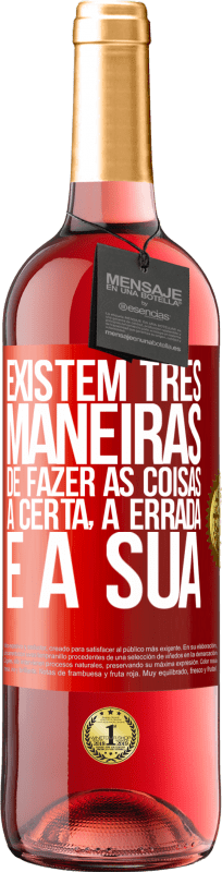 29,95 € Envio grátis | Vinho rosé Edição ROSÉ Existem três maneiras de fazer as coisas: a certa, a errada e a sua Etiqueta Vermelha. Etiqueta personalizável Vinho jovem Colheita 2024 Tempranillo