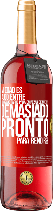 29,95 € Envío gratis | Vino Rosado Edición ROSÉ Mi edad es algo entre… Demasiado tarde para empezar de nuevo y… demasiado pronto para rendirse Etiqueta Roja. Etiqueta personalizable Vino joven Cosecha 2024 Tempranillo