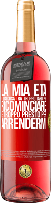 29,95 € Spedizione Gratuita | Vino rosato Edizione ROSÉ La mia età è qualcosa tra ... Troppo tardi per ricominciare e ... troppo presto per arrendermi Etichetta Rossa. Etichetta personalizzabile Vino giovane Raccogliere 2024 Tempranillo