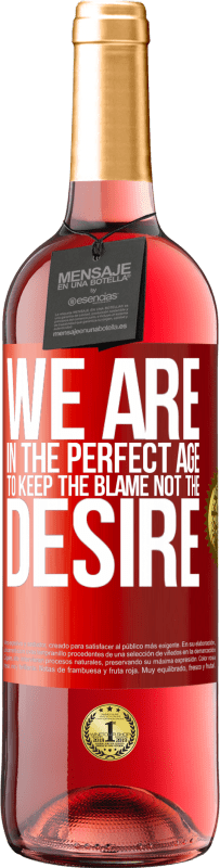 29,95 € 免费送货 | 桃红葡萄酒 ROSÉ版 我们正处于责备而非渴望的完美时代 红色标签. 可自定义的标签 青年酒 收成 2025 Tempranillo