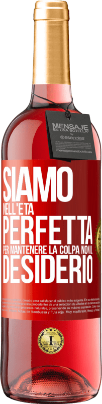 29,95 € Spedizione Gratuita | Vino rosato Edizione ROSÉ Siamo nell'età perfetta per mantenere la colpa, non il desiderio Etichetta Rossa. Etichetta personalizzabile Vino giovane Raccogliere 2024 Tempranillo