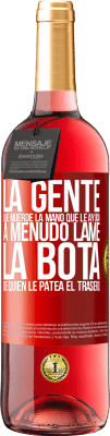 29,95 € Envío gratis | Vino Rosado Edición ROSÉ La gente que muerde la mano que le ayuda, a menudo lame la bota de quien le patea el trasero Etiqueta Roja. Etiqueta personalizable Vino joven Cosecha 2023 Tempranillo