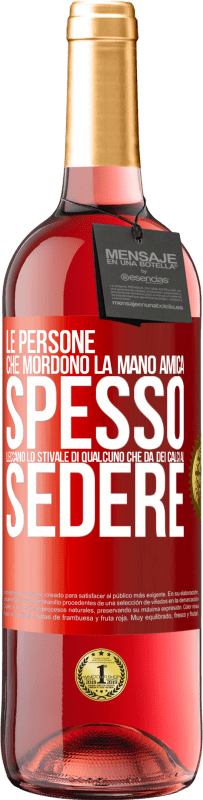 29,95 € Spedizione Gratuita | Vino rosato Edizione ROSÉ Le persone che mordono la mano amica, spesso leccano lo stivale di qualcuno che dà dei calci al sedere Etichetta Rossa. Etichetta personalizzabile Vino giovane Raccogliere 2024 Tempranillo