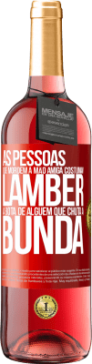 29,95 € Envio grátis | Vinho rosé Edição ROSÉ As pessoas que mordem a mão amiga costumam lamber a bota de alguém que chuta a bunda Etiqueta Vermelha. Etiqueta personalizável Vinho jovem Colheita 2023 Tempranillo