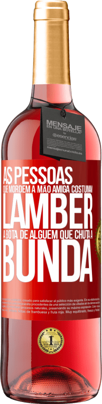 29,95 € Envio grátis | Vinho rosé Edição ROSÉ As pessoas que mordem a mão amiga costumam lamber a bota de alguém que chuta a bunda Etiqueta Vermelha. Etiqueta personalizável Vinho jovem Colheita 2024 Tempranillo