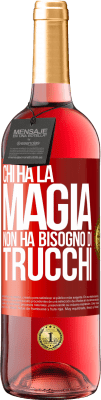 29,95 € Spedizione Gratuita | Vino rosato Edizione ROSÉ Chi ha la magia non ha bisogno di trucchi Etichetta Rossa. Etichetta personalizzabile Vino giovane Raccogliere 2025 Tempranillo
