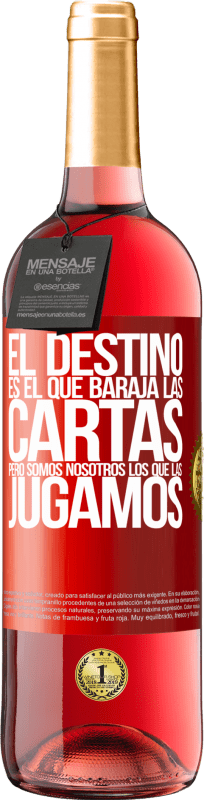 29,95 € Envío gratis | Vino Rosado Edición ROSÉ El destino es el que baraja las cartas, pero somos nosotros los que las jugamos Etiqueta Roja. Etiqueta personalizable Vino joven Cosecha 2024 Tempranillo