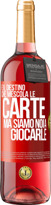 29,95 € Spedizione Gratuita | Vino rosato Edizione ROSÉ È il destino che mescola le carte, ma siamo noi a giocarle Etichetta Rossa. Etichetta personalizzabile Vino giovane Raccogliere 2023 Tempranillo