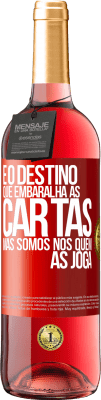 29,95 € Envio grátis | Vinho rosé Edição ROSÉ É o destino que embaralha as cartas, mas somos nós quem as joga Etiqueta Vermelha. Etiqueta personalizável Vinho jovem Colheita 2023 Tempranillo