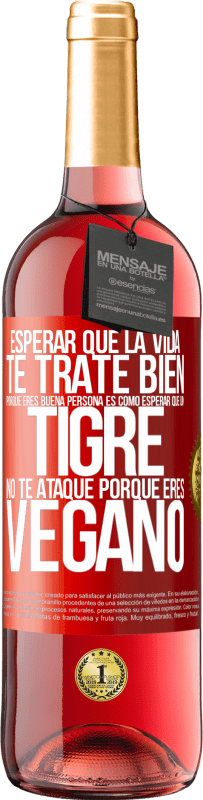 29,95 € Envío gratis | Vino Rosado Edición ROSÉ Esperar que la vida te trate bien porque eres buena persona es como esperar que un tigre no te ataque porque eres vegano Etiqueta Roja. Etiqueta personalizable Vino joven Cosecha 2024 Tempranillo