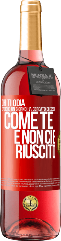 29,95 € Spedizione Gratuita | Vino rosato Edizione ROSÉ Chi ti odia è perché un giorno ha cercato di essere come te e non ci è riuscito Etichetta Rossa. Etichetta personalizzabile Vino giovane Raccogliere 2024 Tempranillo