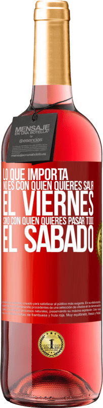 29,95 € Envío gratis | Vino Rosado Edición ROSÉ Lo que importa no es con quién quieres salir el viernes, sino con quién quieres pasar todo el sábado Etiqueta Roja. Etiqueta personalizable Vino joven Cosecha 2024 Tempranillo