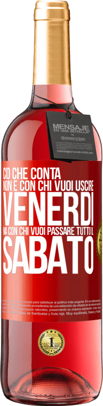 29,95 € Spedizione Gratuita | Vino rosato Edizione ROSÉ Ciò che conta non è con chi vuoi uscire venerdì, ma con chi vuoi passare tutto il sabato Etichetta Rossa. Etichetta personalizzabile Vino giovane Raccogliere 2024 Tempranillo