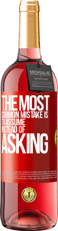 29,95 € 免费送货 | 桃红葡萄酒 ROSÉ版 最常见的错误是假设而不是问 红色标签. 可自定义的标签 青年酒 收成 2025 Tempranillo