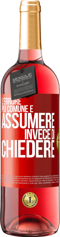 29,95 € Spedizione Gratuita | Vino rosato Edizione ROSÉ L'errore più comune è assumere invece di chiedere Etichetta Rossa. Etichetta personalizzabile Vino giovane Raccogliere 2025 Tempranillo