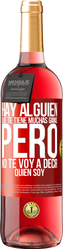 29,95 € Envío gratis | Vino Rosado Edición ROSÉ Hay alguien que te tiene muchas ganas, pero no te voy a decir quien soy Etiqueta Roja. Etiqueta personalizable Vino joven Cosecha 2025 Tempranillo