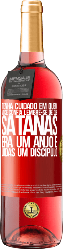 29,95 € Envio grátis | Vinho rosé Edição ROSÉ Tenha cuidado em quem você confia. Lembre-se de que Satanás era um anjo e Judas um discípulo Etiqueta Vermelha. Etiqueta personalizável Vinho jovem Colheita 2025 Tempranillo