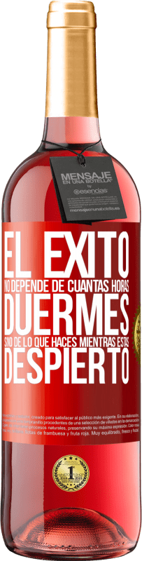 29,95 € Envío gratis | Vino Rosado Edición ROSÉ El éxito no depende de cuantas horas duermes, sino de lo que haces mientras estás despierto Etiqueta Roja. Etiqueta personalizable Vino joven Cosecha 2024 Tempranillo