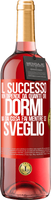 29,95 € Spedizione Gratuita | Vino rosato Edizione ROSÉ Il successo non dipende da quante ore dormi, ma da cosa fai mentre sei sveglio Etichetta Rossa. Etichetta personalizzabile Vino giovane Raccogliere 2024 Tempranillo