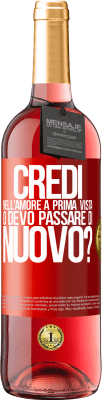 29,95 € Spedizione Gratuita | Vino rosato Edizione ROSÉ credi nell'amore a prima vista o devo passare di nuovo? Etichetta Rossa. Etichetta personalizzabile Vino giovane Raccogliere 2024 Tempranillo