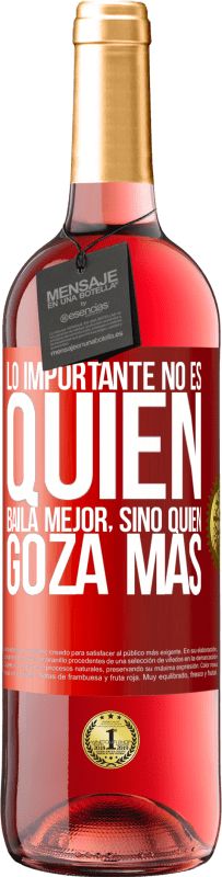 29,95 € Envío gratis | Vino Rosado Edición ROSÉ Lo importante no es quién baila mejor, sino quién goza más Etiqueta Roja. Etiqueta personalizable Vino joven Cosecha 2024 Tempranillo