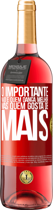 29,95 € Envio grátis | Vinho rosé Edição ROSÉ O importante não é quem dança melhor, mas quem gosta de mais Etiqueta Vermelha. Etiqueta personalizável Vinho jovem Colheita 2024 Tempranillo