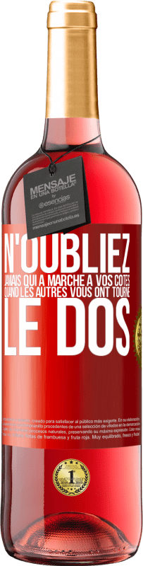 29,95 € Envoi gratuit | Vin rosé Édition ROSÉ N'oubliez jamais qui a marché à vos côtés quand les autres vous ont tourné le dos Étiquette Rouge. Étiquette personnalisable Vin jeune Récolte 2024 Tempranillo