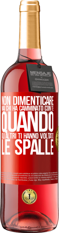 29,95 € Spedizione Gratuita | Vino rosato Edizione ROSÉ Non dimenticare mai chi ha camminato con te quando gli altri ti hanno voltato le spalle Etichetta Rossa. Etichetta personalizzabile Vino giovane Raccogliere 2024 Tempranillo