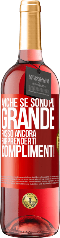 29,95 € Spedizione Gratuita | Vino rosato Edizione ROSÉ Anche se sono più grande, posso ancora sorprenderti. Complimenti! Etichetta Rossa. Etichetta personalizzabile Vino giovane Raccogliere 2024 Tempranillo