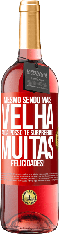 29,95 € Envio grátis | Vinho rosé Edição ROSÉ Mesmo sendo mais velha, ainda posso te surpreender. Muitas felicidades! Etiqueta Vermelha. Etiqueta personalizável Vinho jovem Colheita 2024 Tempranillo