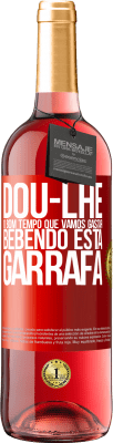 29,95 € Envio grátis | Vinho rosé Edição ROSÉ Dou-lhe o bom tempo que vamos gastar bebendo esta garrafa Etiqueta Vermelha. Etiqueta personalizável Vinho jovem Colheita 2023 Tempranillo