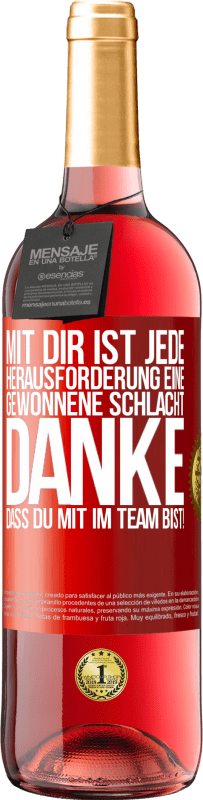 29,95 € Kostenloser Versand | Roséwein ROSÉ Ausgabe Mit dir ist jede Herausforderung eine gewonnene Schlacht. Danke, dass du mit im Team bist! Rote Markierung. Anpassbares Etikett Junger Wein Ernte 2024 Tempranillo