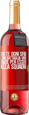 29,95 € Spedizione Gratuita | Vino rosato Edizione ROSÉ Con te ogni sfida è una battaglia vinta. Grazie per essere nella squadra! Etichetta Rossa. Etichetta personalizzabile Vino giovane Raccogliere 2023 Tempranillo