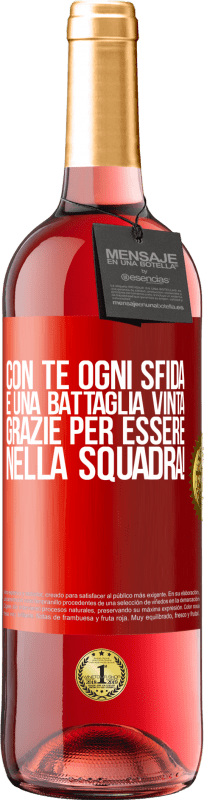 29,95 € Spedizione Gratuita | Vino rosato Edizione ROSÉ Con te ogni sfida è una battaglia vinta. Grazie per essere nella squadra! Etichetta Rossa. Etichetta personalizzabile Vino giovane Raccogliere 2024 Tempranillo